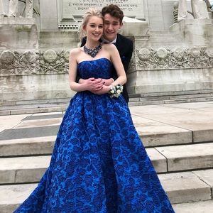 BEAUTIFUL Mac Duggal Prom Dress w/ pockets!!